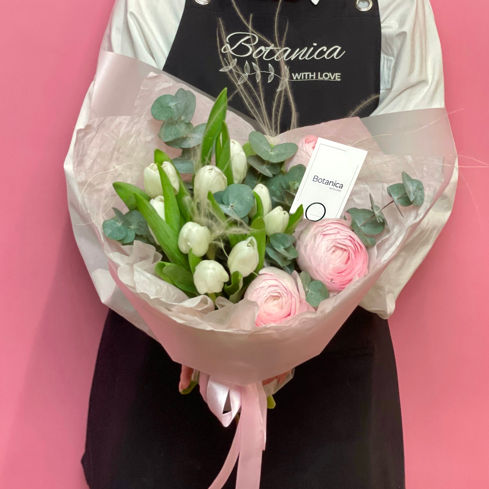 Авторский букет с тремя ранункулусами, девятью тюльпанами и эвкалиптом 80220261