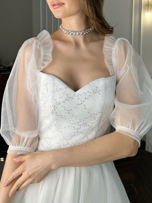 Свадебное пышное платье макси с объемными рукавами (молочный)