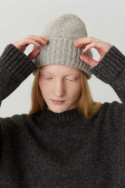 Шапка из шерсти светло-серого цвета