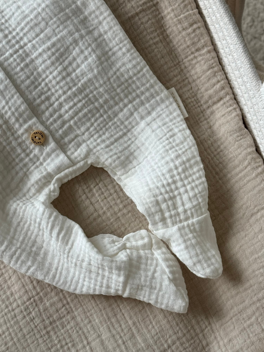 Комбинезон с рюшами и чепчик, Белый