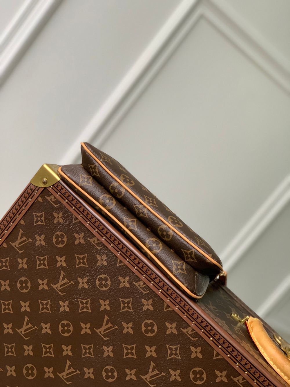 Louis Vuitton Liv Pochette