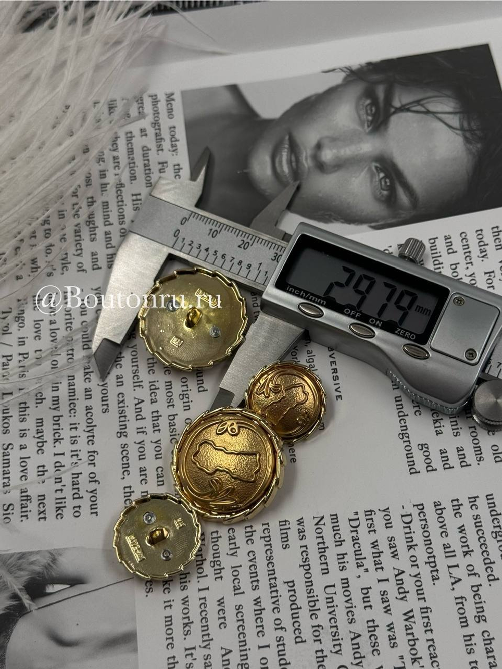 Пуговицы Скиап. матовое золото замочная скважина с фигурным краем