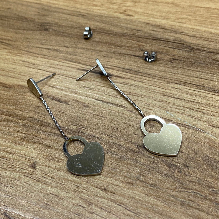 Серьги-гвоздики капля перевернутая жгутики Замок сердце цвет серебристый