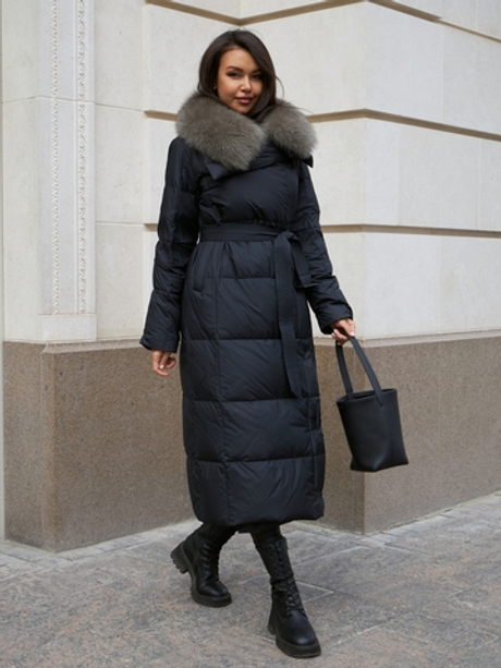 Длинный черный пуховик с серым воротником из песца