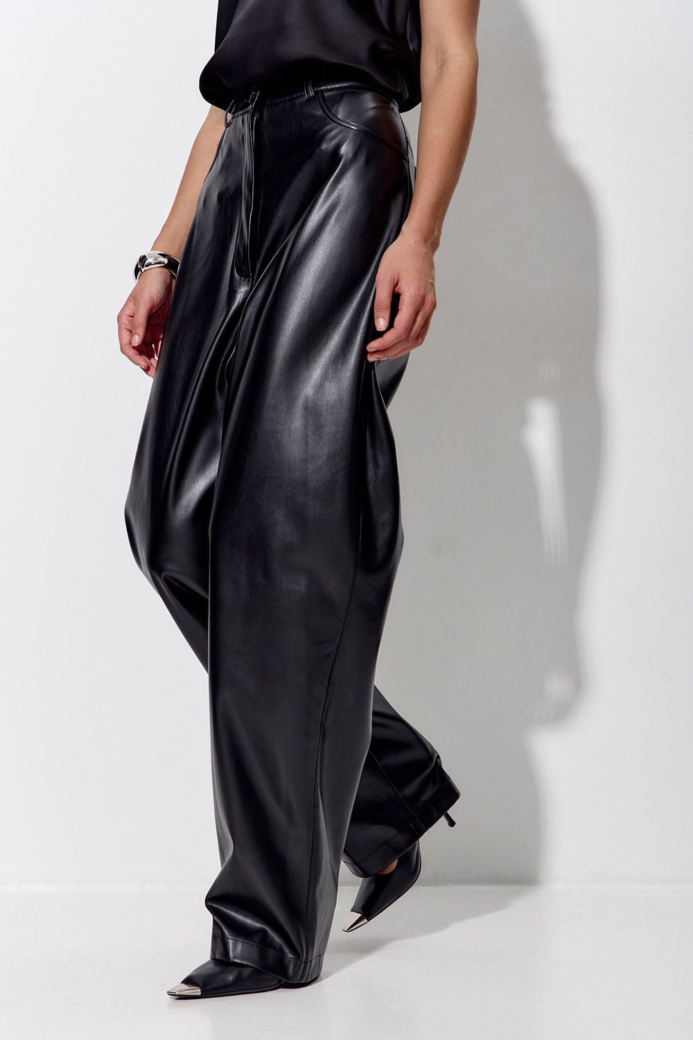 Брюки Baggy из экокожи черного цвета