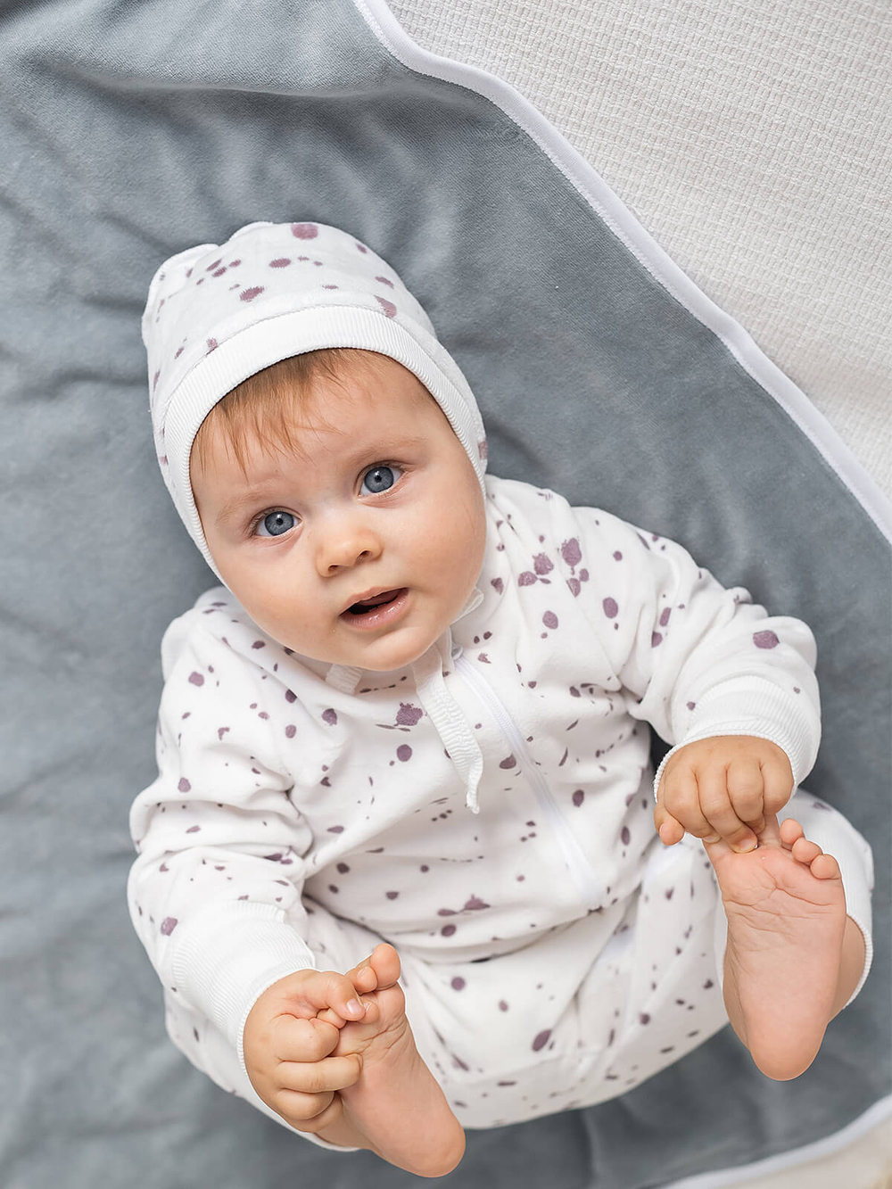 Велюровая шапочка на завязках Mjölk Кляксы