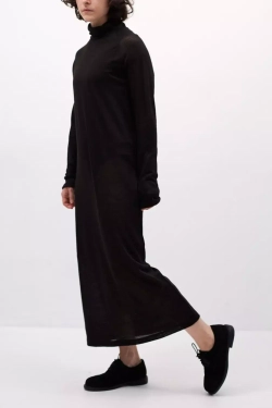 Платье из трикотажа со стойкой черного цвета с поясом