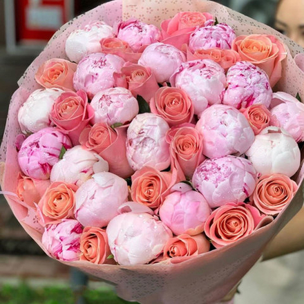 Букет из пионов и роз "Любовный источник"