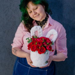 118. Милая композиция с алыми розами в шляпной коробке с ушками