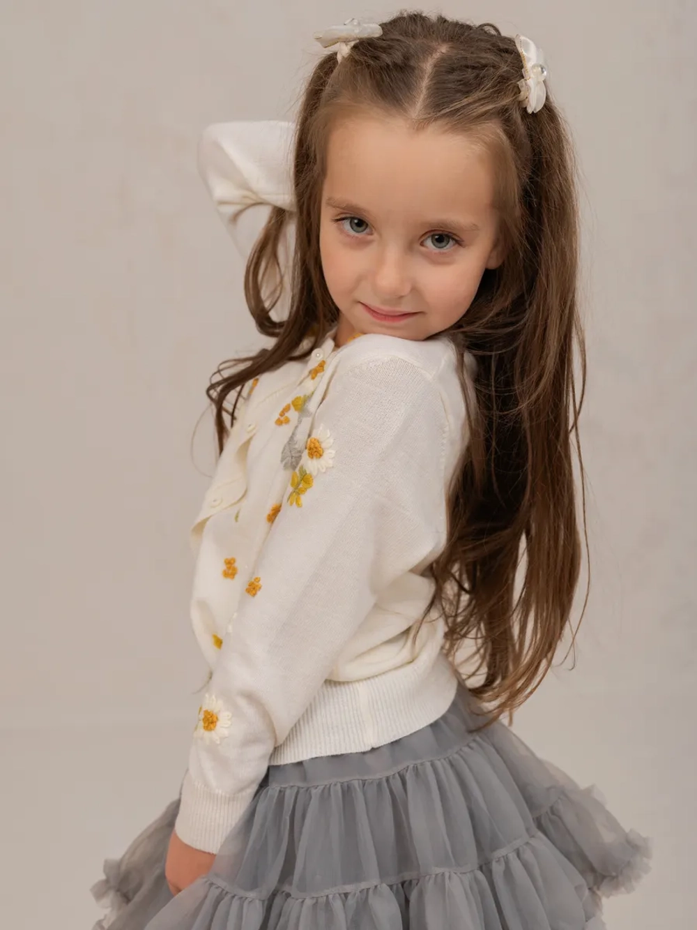 Кофта для девочки на пуговицах с вышивкой