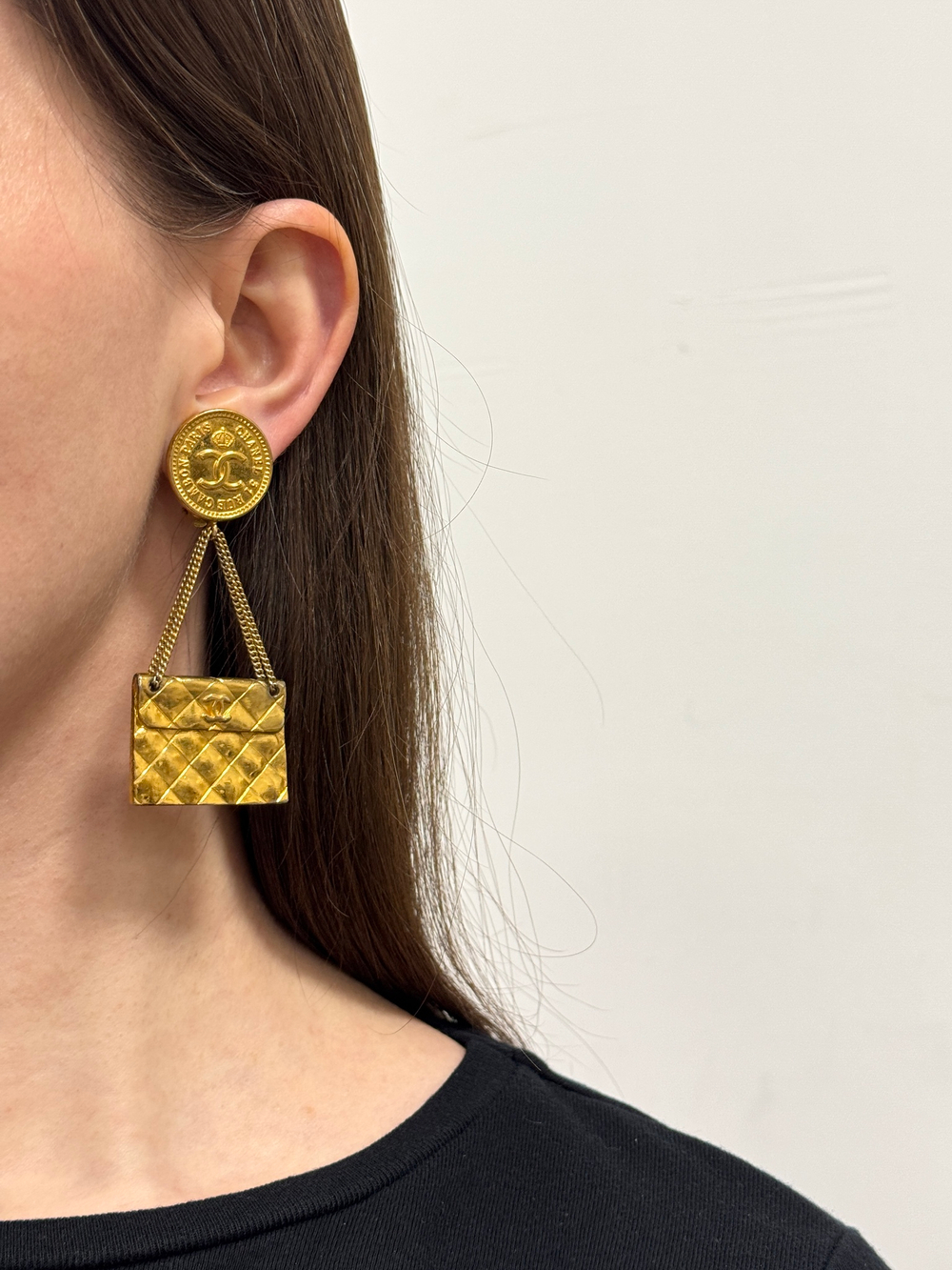 Клипсы с подвесками в виде сумочек Chanel