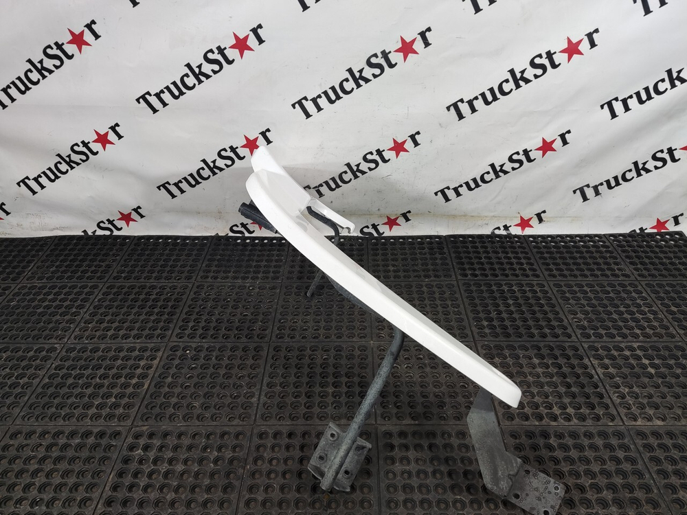 Спойлер кабины верхний левый