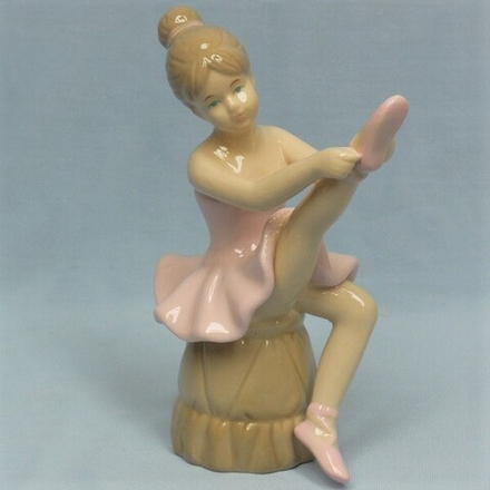 Балерина на пуфике GE6-060