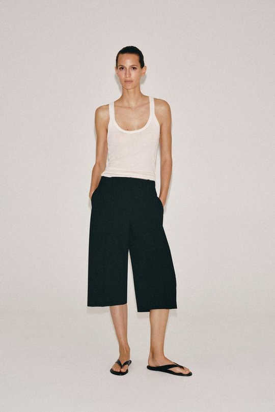 ZARA ПРЯМЫЕ ШОРТЫ С ЗАЩИПАМИ — ZW COLLECTION, ЧЕРНЫЙ