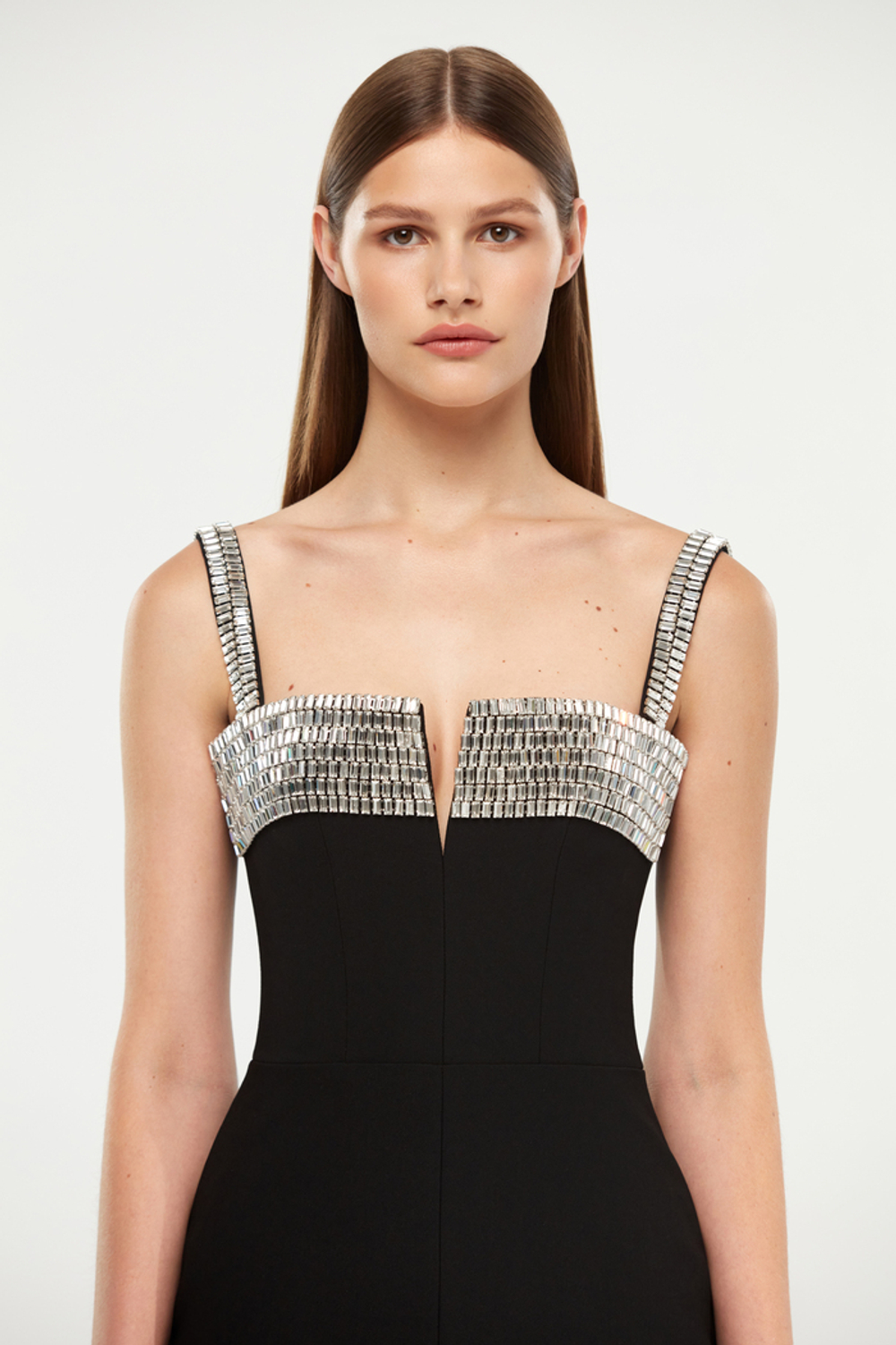 Платье макси из крепа с отделкой из кристаллов с разрезом