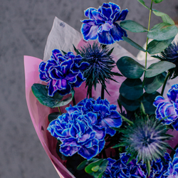 82. Элегантный стойкий синий букет с диантусами и эрингиумом