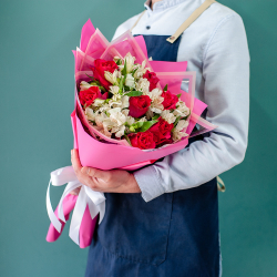 Малиновые розы с альстромерией