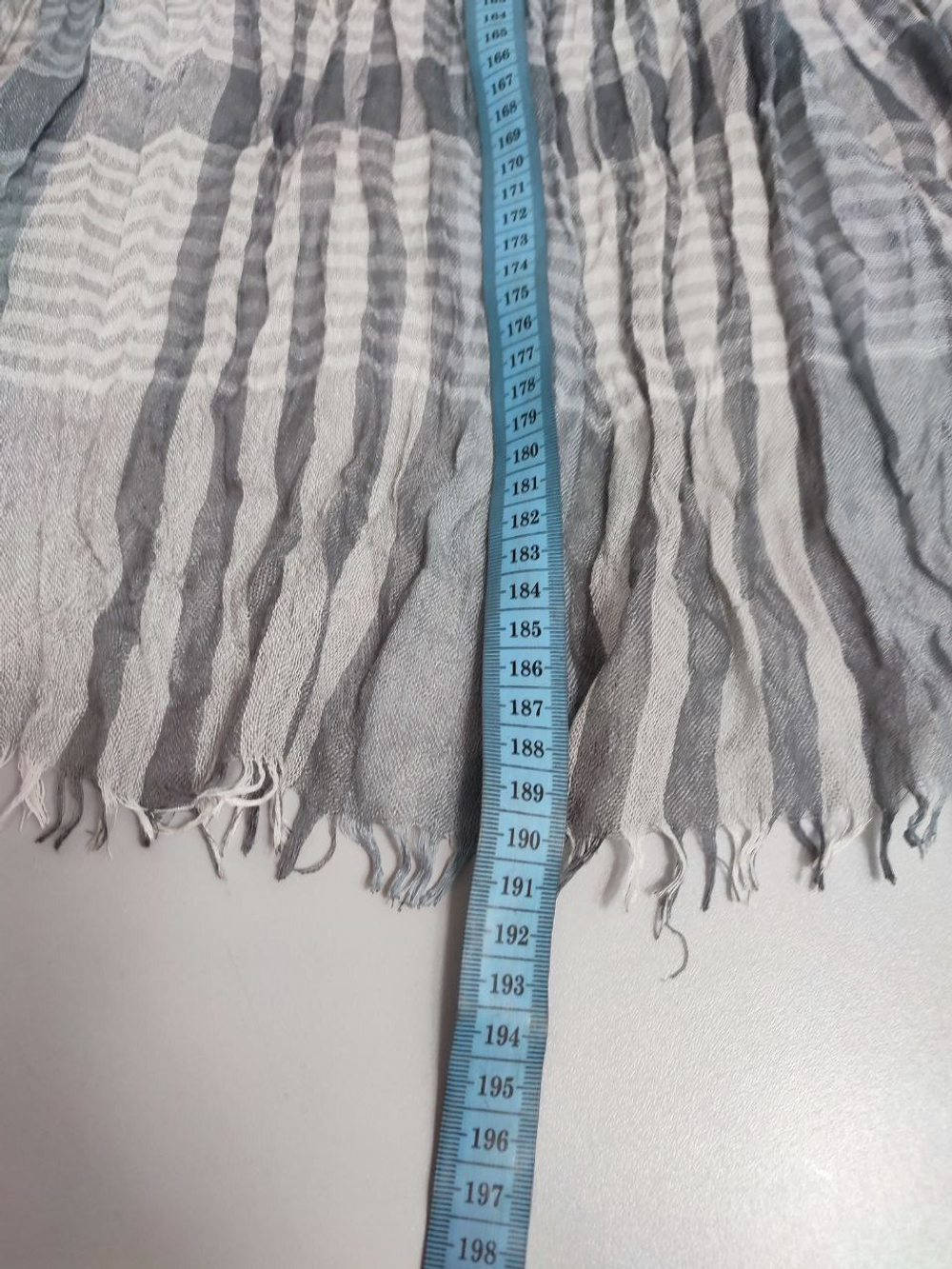 Палантин в сером оттенке красивый