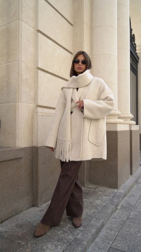 Укороченное пальто с шарфом в молочном цвете