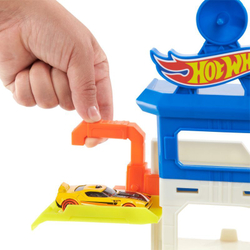 Hot Wheels City - Набор «Нападение акул в городской гавани» с игрушечным автомобилем HDP06
