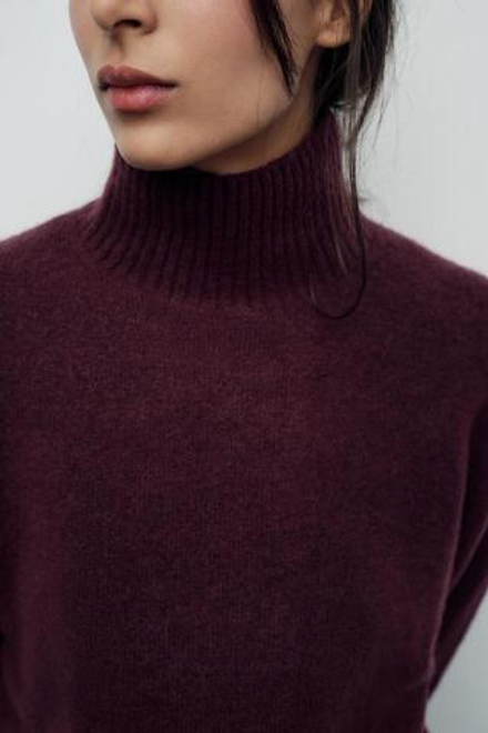 ZARA БАЗОВЫЙ СВИТЕР ИЗ МЯГКОГО ТРИКОТАЖА, ЦВЕТ БУРГУНДСКОГО ВИНА