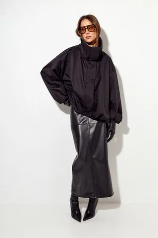 Ветровка О-силуэта с высоким воротом черного цвета