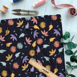 Ткань оксфорд 210 цветные листья и ромашки на чёрном фоне