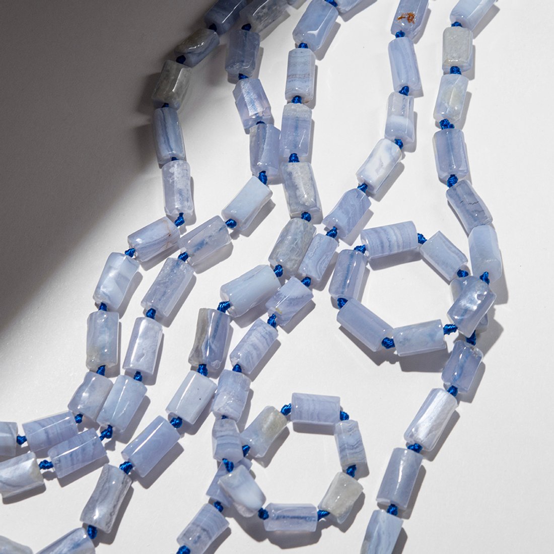 Сапфирин (голубой агат) натуральный, бочонки с гранями, 9-15,5*7-9мм