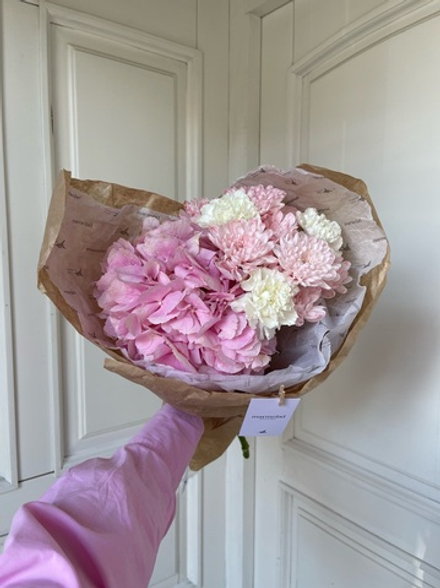 Букет сборный с персиковой хризантемой