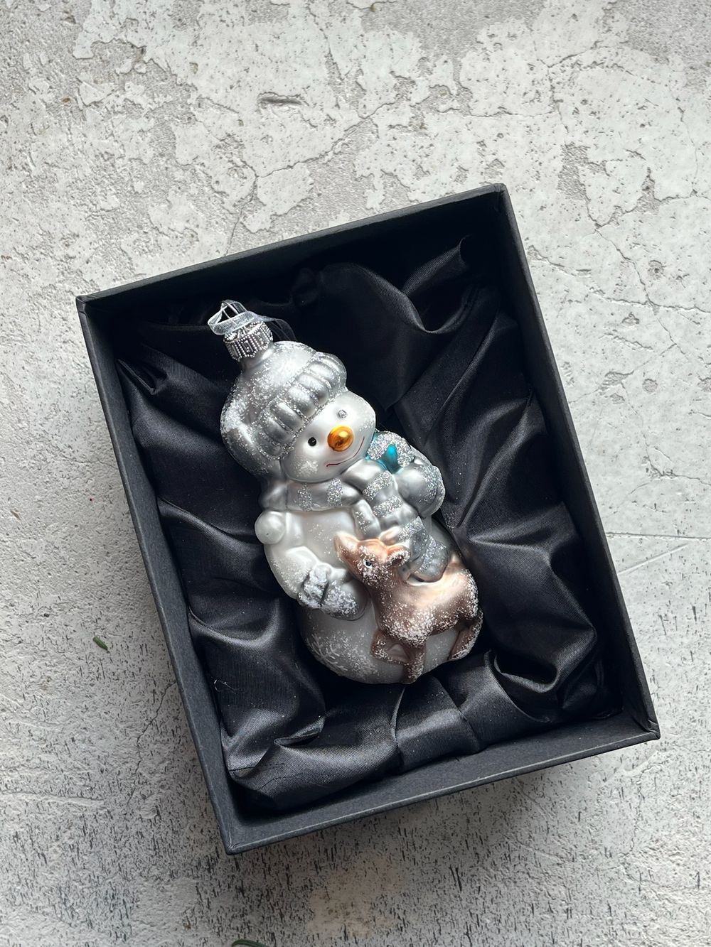 Новогодняя игрушка Снеговичок с олененком стекло