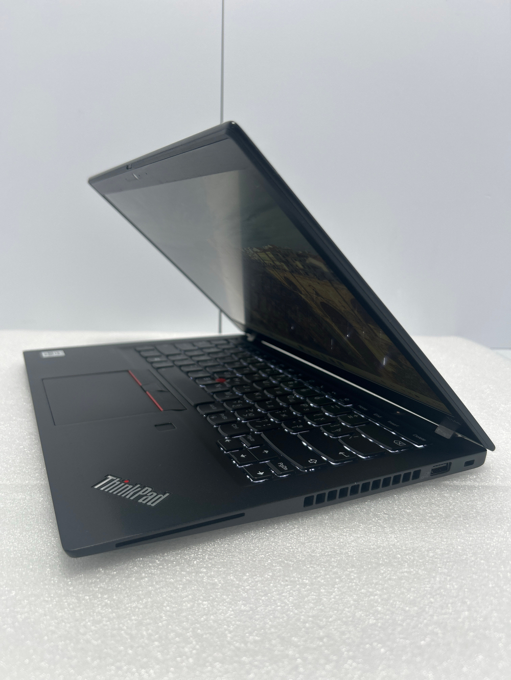 Ноутбук Lenovo ThinkPad T14s (20T0001BRT) 14"/Intel Core i5 10210U/RAM 16 GB/SSD 512 GB/Intel UHD Graphics/1920x1080/IPS/Windows 11/Подсветка кл-ры: LED/черный. Состояние: Уценка/большой след. на матрице от клавиатуры