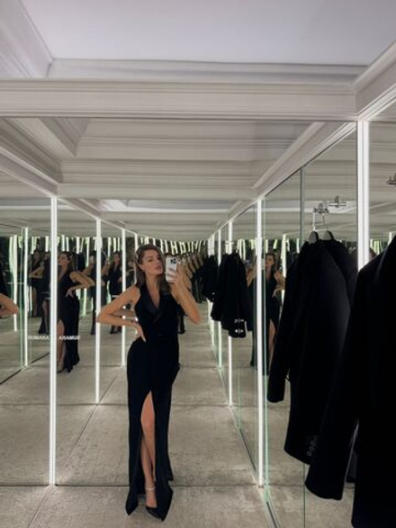 Платье макси с открытыми плечами и атласным воротником