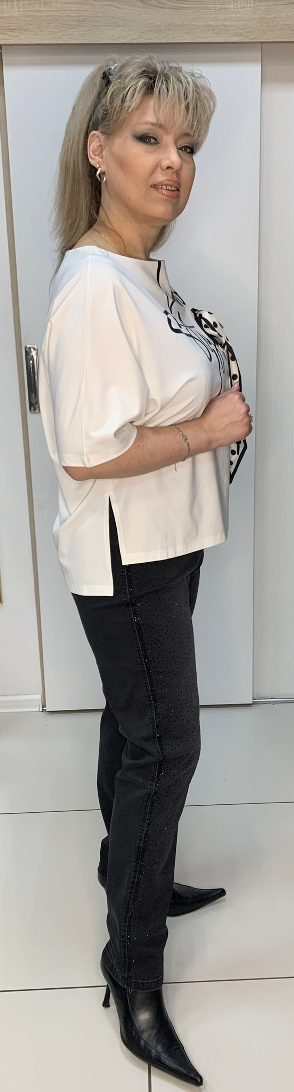 Темно-серые джинсы cо стразами по лицевой стороне