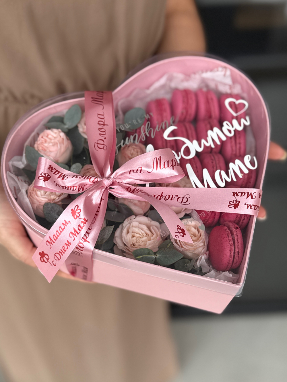 Композиция «Сердце» с пионовидными кустовыми розами, эвкалиптом и макарунс от Флора Маркет, размер S