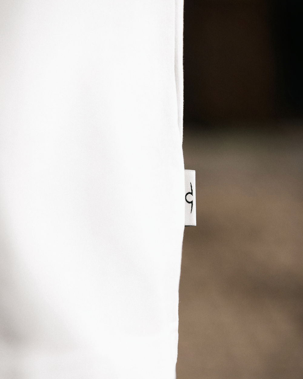 Футболка белая с лого на груди S