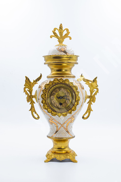 Фарфоровый часовой гарнитур с двумя жирандолями. Франция. Нач. XX в.