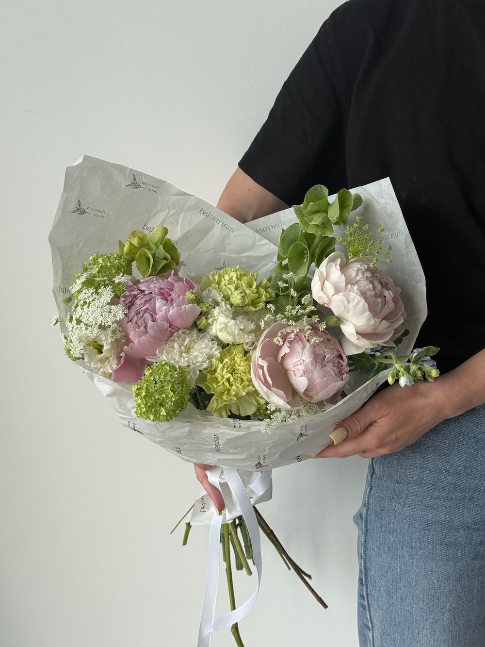 Букет из пионов, молюцеллы, диантусов и амми