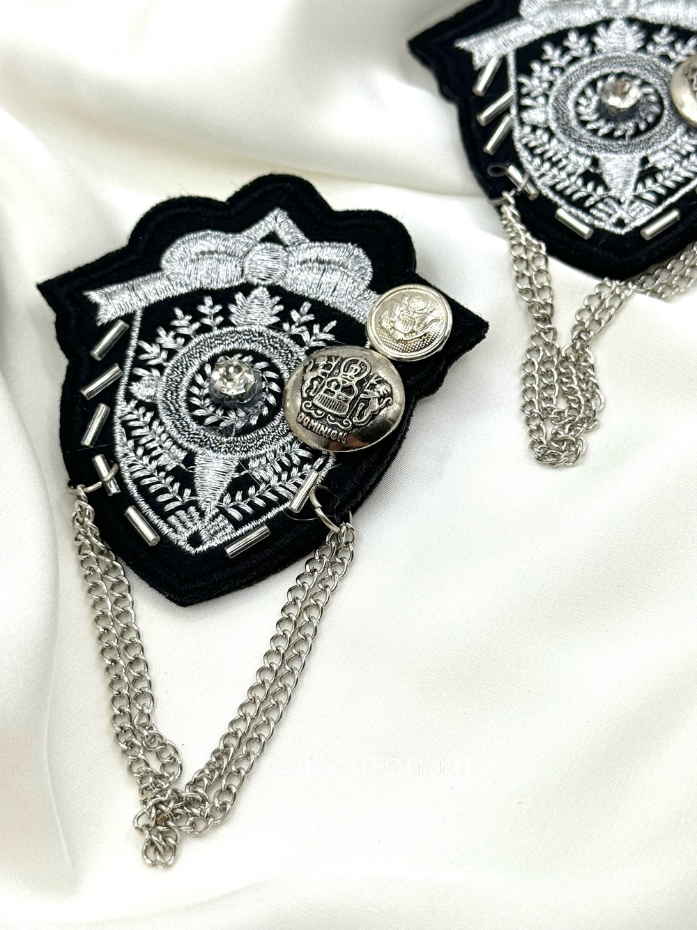 Брошь с гербом и серебристой цепью 12х7 см