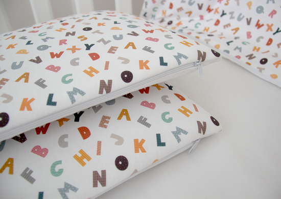 Мягкие бортики для кроватки KIDI soft "Разноцветные буквы" (сатин)