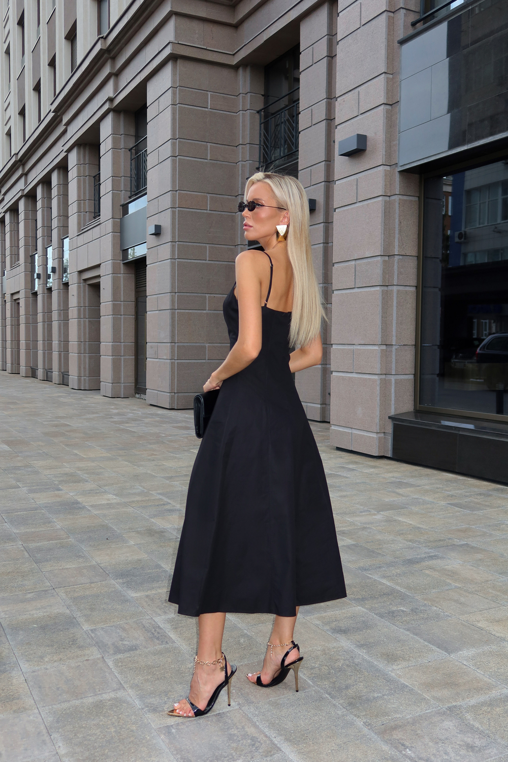 Платье на бретелях с корсетными вытачками