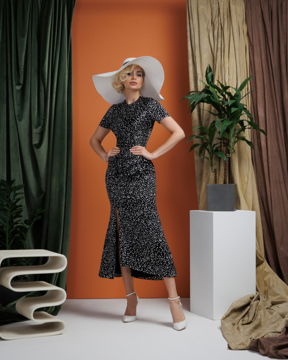 09-02-25 SS Платье с декоративными складками на уровне талии черное в "горох"