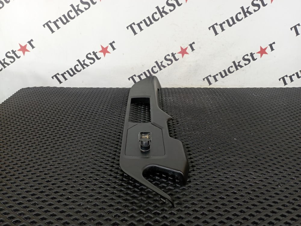 Накладка двери правая 2020г