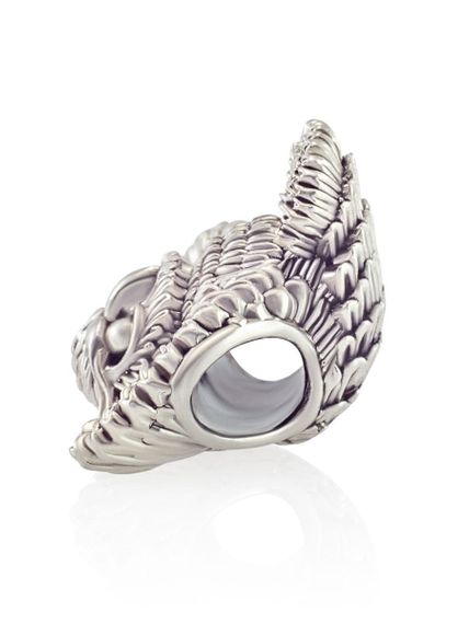 Фото шарма сова из серебра 925 пробы на поверхности слева.