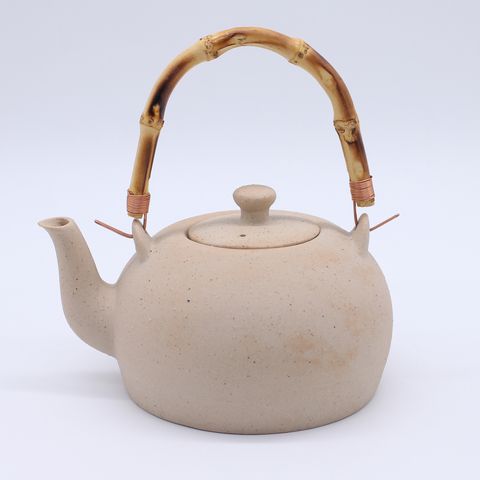 Чайник глиняный для кипячения, светлый с бамбуковой ручкой, 700мл