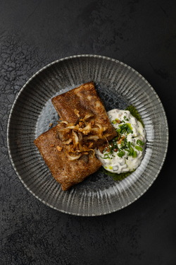 Блины с мясом и грибным соусом