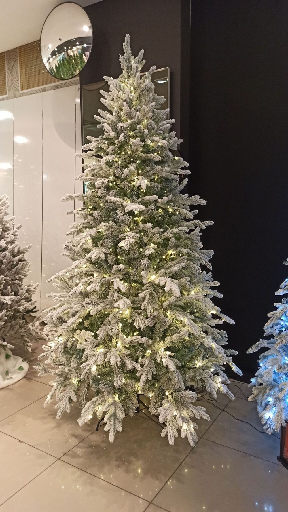 Заснеженная ель с гирляндой «Россо» теплый свет (Литая+пвх) 150 см / 1,5 м