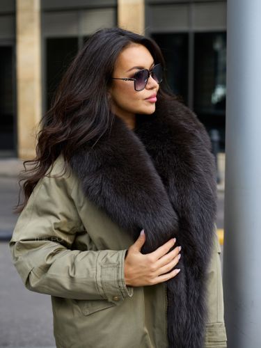 Пуховая парка цвета хаки с мехом лисы