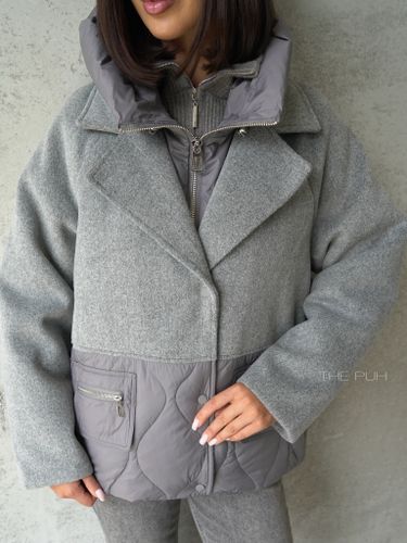 Серая комбинированная куртка с манишкой