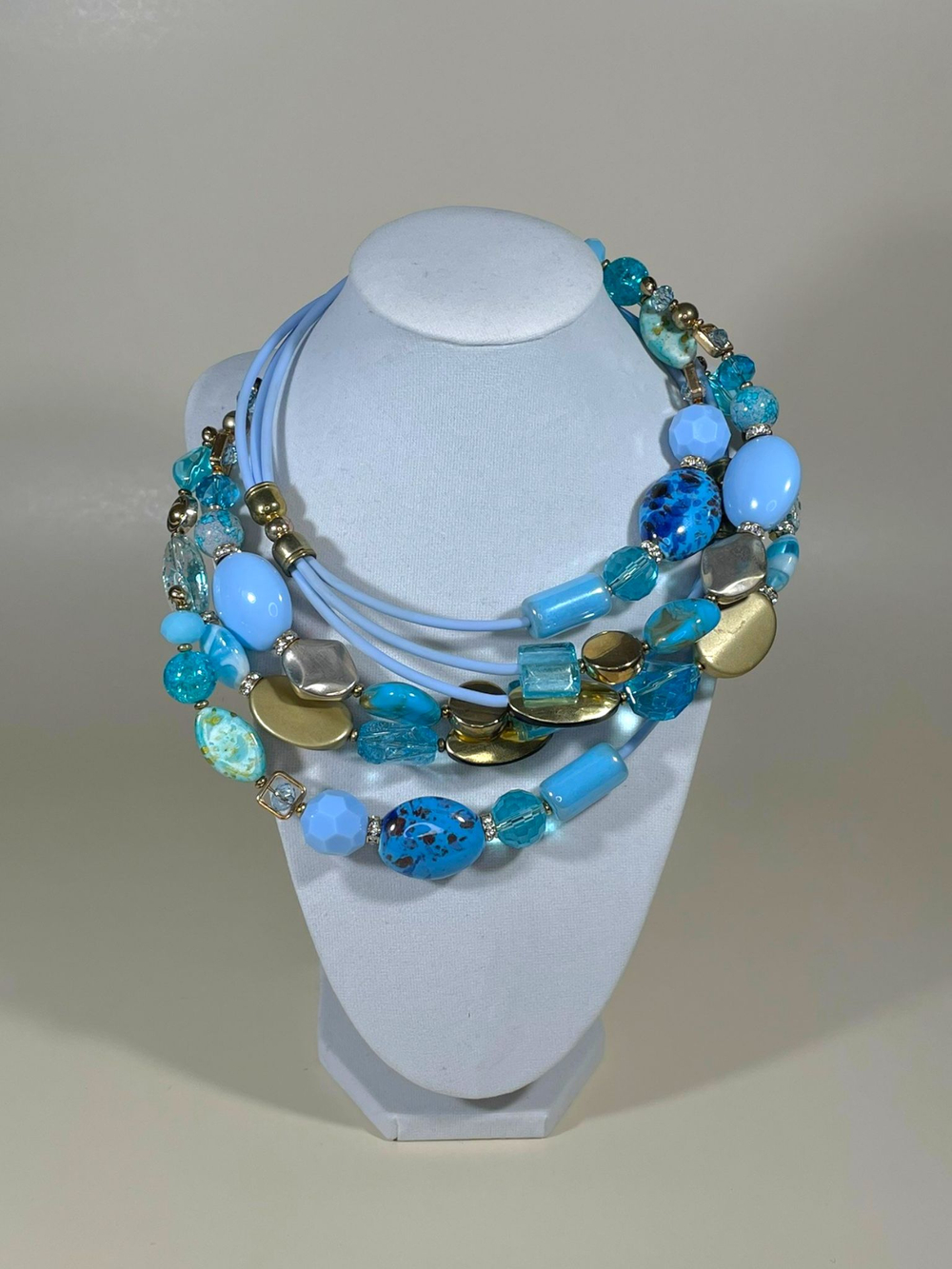 Колье из бусин на проволоке с памятью