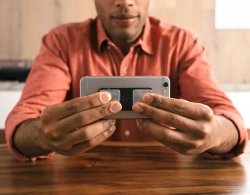 Умный кардиодатчик AliveCor KardiaMobile — портативное устройство для фиксации электрических сигналов